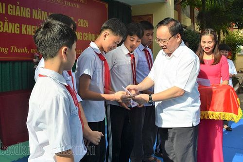 Phó Bí thư Thường trực Tỉnh ủy Mùa A Sơn dự khai giảng tại Trường THCS Mường Thanh