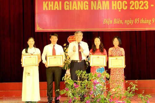 Phó Chủ tịch UBND tỉnh Lò Văn Tiến dự khai giảng Trường Phổ thông DTNT THPT huyện Điện Biên