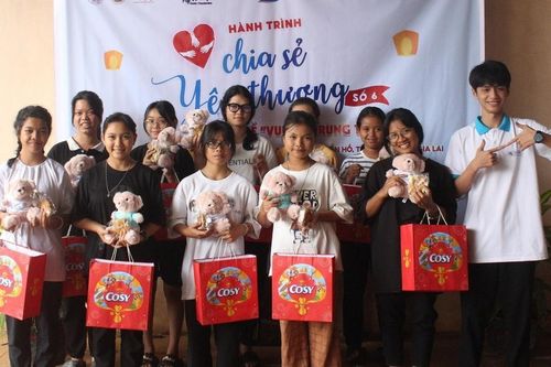 Nhóm từ thiện Fly To Sky thực hiện hành trình 'Chia sẻ yêu thương' tại làng Ia Nueng