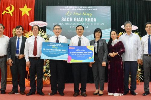 Trao tặng 18.722 bộ sách giáo khoa cho học sinh nghèo tỉnh Gia Lai