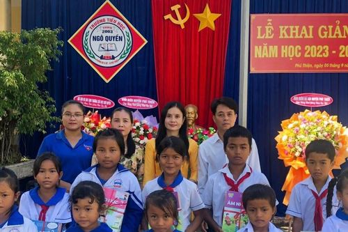 Tặng 200 bộ sách giáo khoa cho học sinh nghèo huyện Phú Thiện