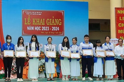 Gia Lai: Ngân hàng tặng hơn 1,4 tỷ đồng học bổng và xe đạp cho học sinh khó khăn