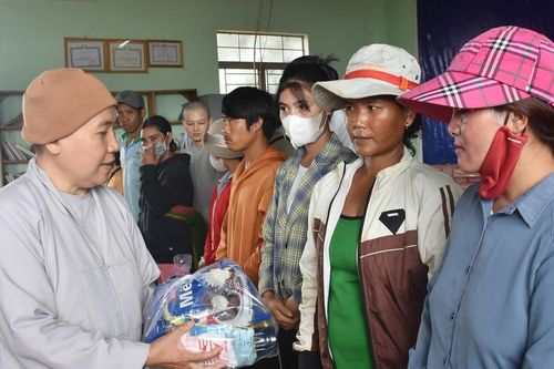 Trao 100 suất quà cho hộ nghèo tại xã Hnol