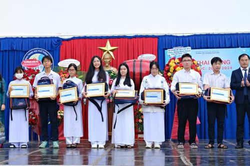 Sacombank dành gần 11 tỷ đồng cho học bổng 'Ươm mầm cho những ước mơ' 2023