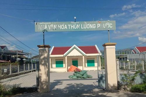 Bảng hiệu nhà văn hóa bị cũ, mờ chữ