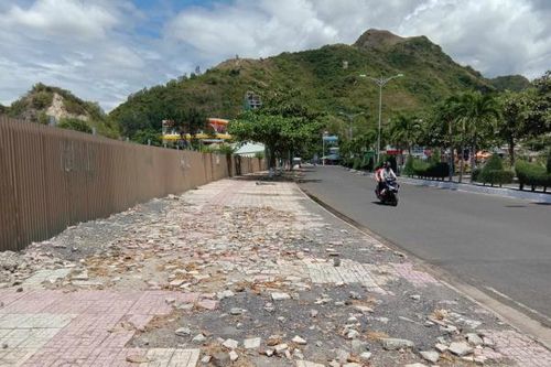 Gạch bể nát trên vỉa hè