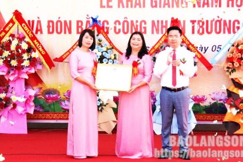 Trường Tiểu học xã Quốc Khánh đón bằng công nhận trường đạt chuẩn quốc gia mức độ I