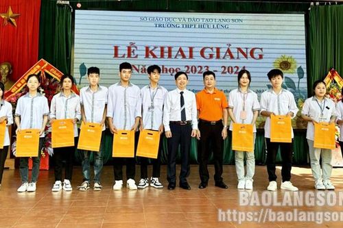 SHB Lạng Sơn tặng 100 suất quà cho học sinh có hoàn cảnh khó khăn trên địa bàn tỉnh