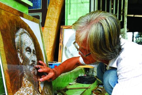 Vẽ tranh Bác Hồ bằng lá sen