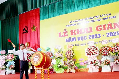 Đồng chí Bí thư Tỉnh ủy Đặng Xuân Phong dự khai giảng năm học mới tại Trường THPT Dân tộc Nội trú tỉnh
