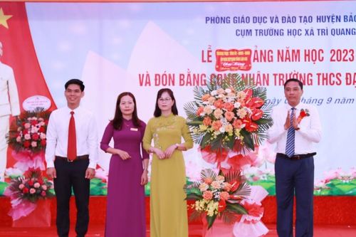 Phó Bí thư Tỉnh ủy Hoàng Giang dự Lễ khai giảng năm học mới tại xã Trì Quang