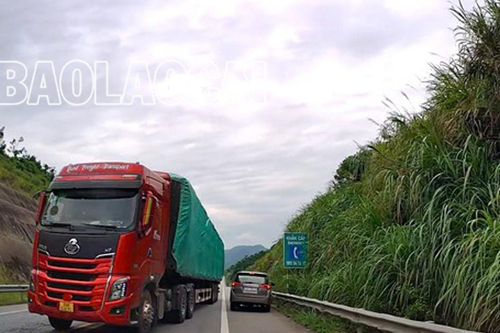 Tước bằng lái tài xế xe container lấn làn, vượt ẩu trên cao tốc Nội Bài – Lào Cai