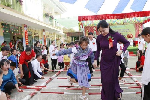 Chủ tịch Hội LHPN Việt Nam dự lễ Khai giảng năm học mới tại huyện Mường Khương