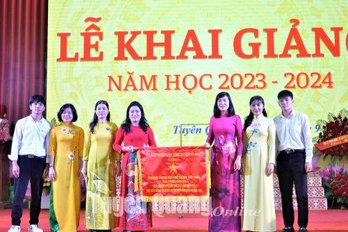 Các đồng chí lãnh đạo tỉnh dự khai giảng năm học mới