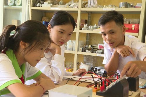 Gieo tri thức, thắp tương lai cho học sinh vùng cao