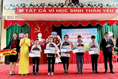 Sacombank Thái Nguyên: Trao học bổng cho 15 học sinh nghèo