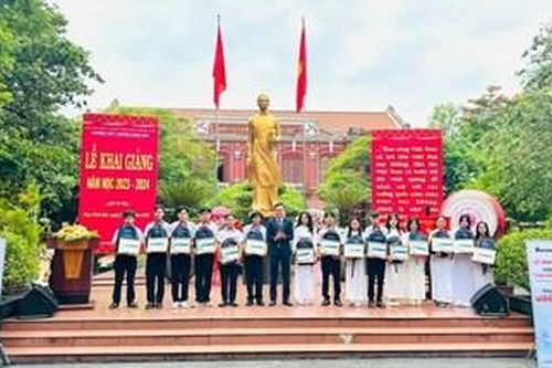 Sacombank trao tặng 85 suất học bổng