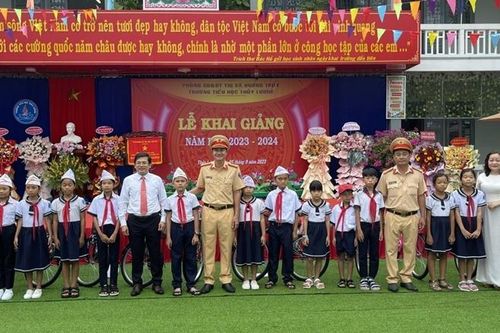 Tặng 400 xe đạp, mũ bảo hiểm và ba lô cho các em học sinh có hoàn cảnh khó khăn