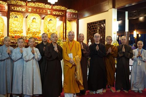 Phân ban Hoằng pháp Hải ngoại tặng học bổng Tăng Ni sinh du học tại Thái Lan
