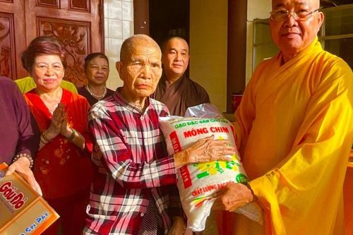 Nhiều tự viện chia sẻ quà Vu lan đến học sinh, những gia đình có hoàn cảnh khó khăn