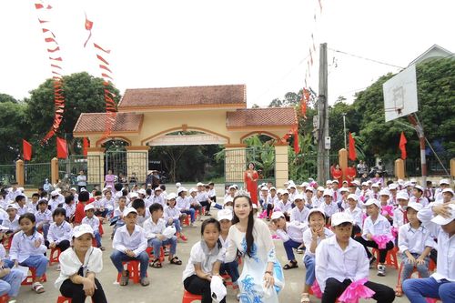 Hoa hậu quốc tế Việt Nhật 2023 Phạm Thiên Nga mừng năm học mới với trẻ em khuyết tật