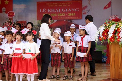 Bình Phước: TAND tỉnh trao 30 suất quà cho học sinh nghèo hiếu học