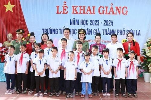 Những đứa trẻ 'Con nuôi Công an Sơn La' tựu trường với bạn bè cùng trang lứa