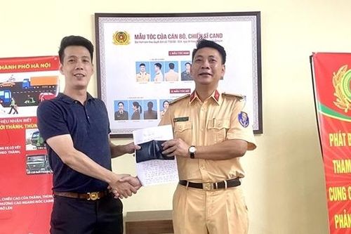Trung tá CSGT nhặt được ví tiền trả lại cho người dân
