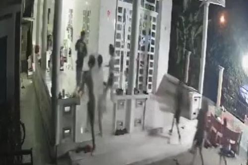 Nghi bị tố chạy xe nẹt pô, nhóm thanh niên cầm hung khí vào nhà dân đe dọa
