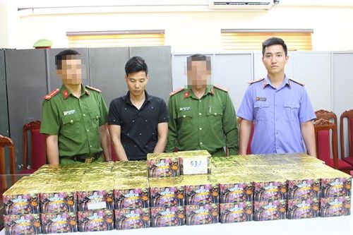 'Ôm' 70 giàn pháo hoa nổ không rõ nguồn gốc thì gặp Công an