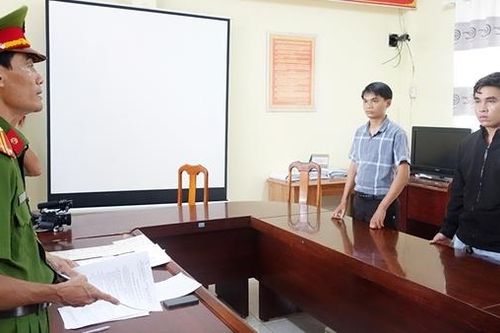 Bắt 2 đối tượng làm bằng đại học và chứng chỉ giả