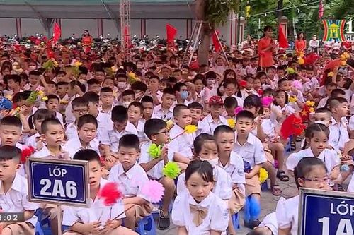 Sáng nay, gần 2,3 triệu HS Hà Nội đến trường khai giảng