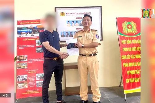 CSGT Hà Nội nhặt được ví tiền, tìm trả người đánh mất