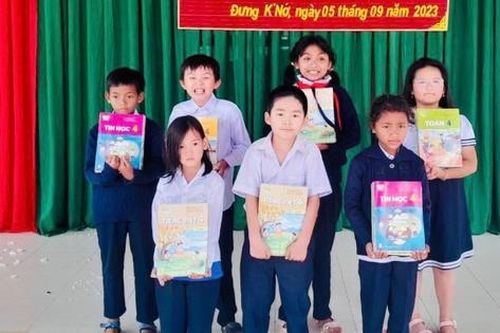Hội Khuyến học tỉnh Lâm Đồng trao sách giáo khoa và học bổng tặng học sinh nhân dịp năm học mới