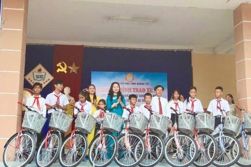 Hội Khuyến học tỉnh Quảng Trị trao 20 xe đạp tặng học sinh đặc biệt hoàn cảnh khó khăn