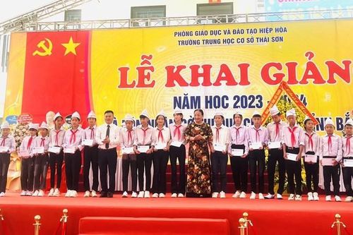 Hội Khuyến học tỉnh Bắc Giang trao 100 suất quà tặng học sinh vượt khó, hiếu học