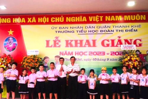 Tặng quà học sinh khó khăn trước thềm năm học mới