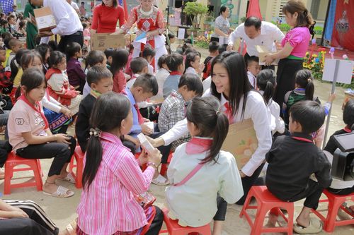 Hoa hậu H'Hen Niê xúc động trong lễ khai giảng đặc biệt tại Lai Châu