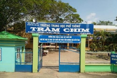 Thầy hiệu trưởng đột quỵ qua đời trong lúc đọc diễn văn khai giảng