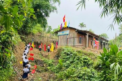 Những hình ảnh xúc động lễ khai giảng năm học mới nơi rẻo cao Ngọc Linh