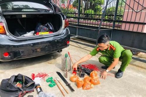 Băng trộm chó đi ô tô xịt hơi cay, rải đinh, bắn trả Công an khi bị truy đuổi