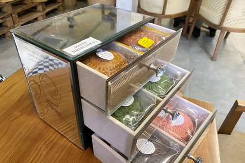 Bánh Trung thu 'sang, xịn, mịn' giá vài triệu đồng/hộp hút khách