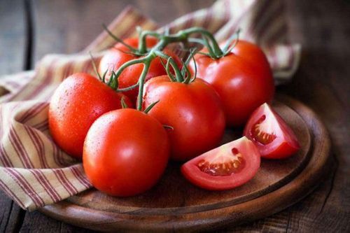 Có nên bỏ hạt và vỏ cà chua khi chế biến?