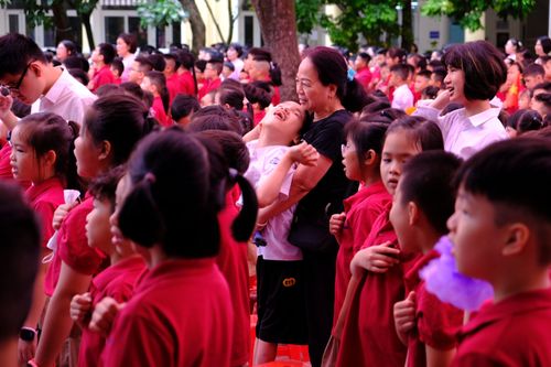 Bố bế con, bà ôm cháu bị bại não đón khai giảng tại ngôi trường đặc biệt