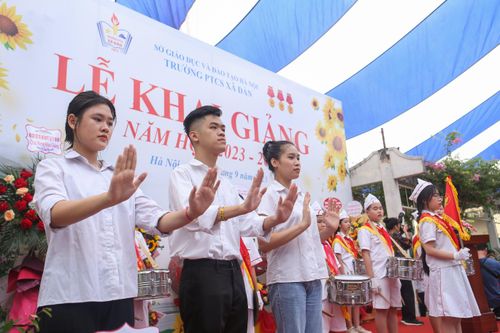 Lễ khai giảng ở ngôi trường đặc biệt, hát Quốc ca bằng ký hiệu