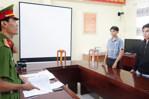 Bắt 2 người làm bằng đại học, chứng chỉ giả bán cho sinh viên