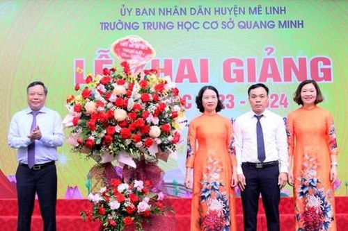 Phó Bí thư Thành ủy Nguyễn Văn Phong dự lễ khai giảng tại Trường THCS Quang Minh (huyện Mê Linh)