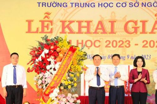 Bí thư Thành ủy Đinh Tiến Dũng chung vui ngày khai giảng với thầy, trò Trường THCS Ngô Quyền