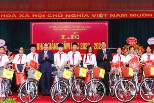 Đồng chí Nguyễn Ngọc Tuấn dự lễ khai giảng tại Trường THCS Cao Bá Quát, huyện Gia Lâm