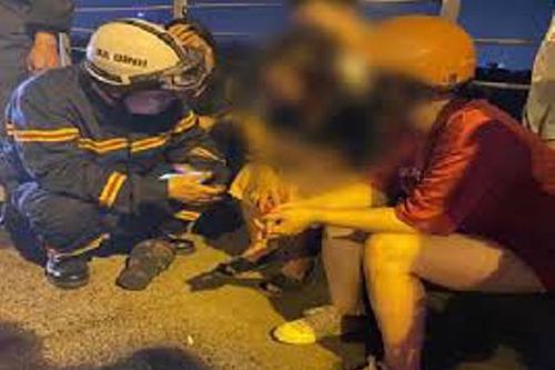 Công an cứu người phụ nữ có ý định nhảy cầu tự tử trong đêm khuya